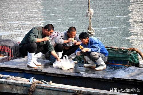 中国渔民演戏吃瓜视频,共享丰收喜悦  第1张