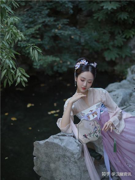 汉服写真吃瓜少女视频,穿越古今的时尚演绎  第1张
