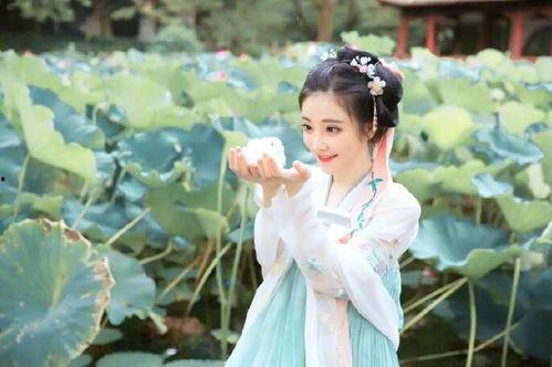 汉服写真吃瓜少女视频,穿越古今的时尚演绎  第2张