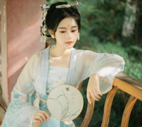 汉服写真吃瓜少女视频,穿越古今的时尚演绎  第3张