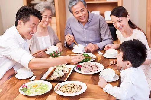 跟大妈一桌吃席吃瓜的视频,揭秘民间餐桌欢乐时光