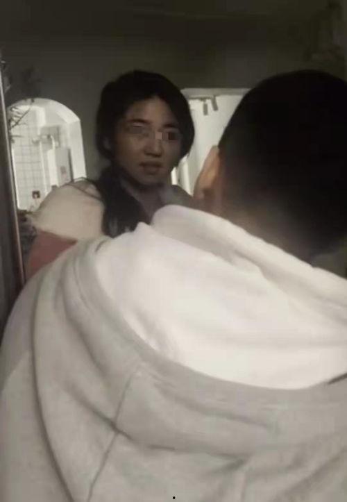 丑男吃瓜梳头视频,这发型太有个性了！