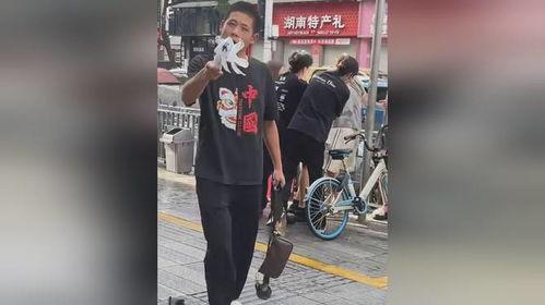 男子路边吃瓜视频播放网站,揭秘热门视频网站背后的故事